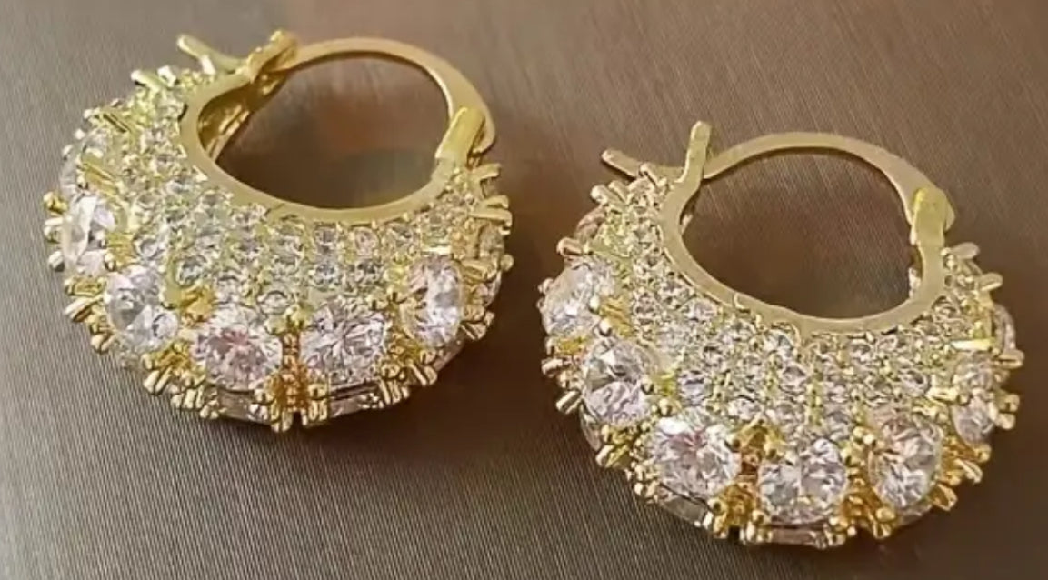 Beautiful gold toned diamond sparkle earrings!